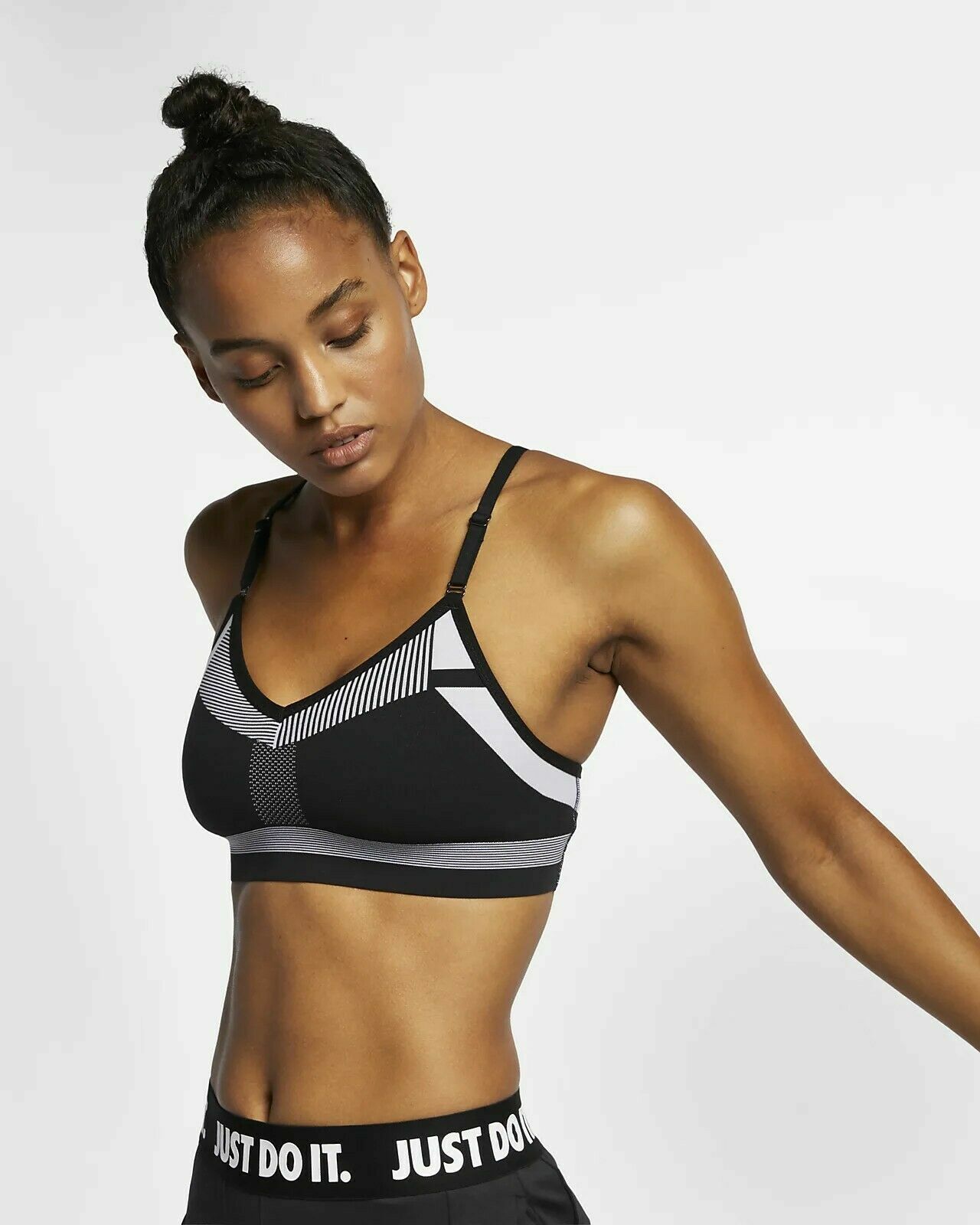 NIKE INDY FLYKNIT TECH PACK BRA SIZE XS (AQ0160 010) BLACK / WHITE