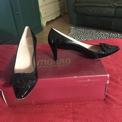 Stuart Weitzman Black Patent Leather Petal Accent 2.5” Block Heel Pumps Spain 8N - Picture 3 of 10