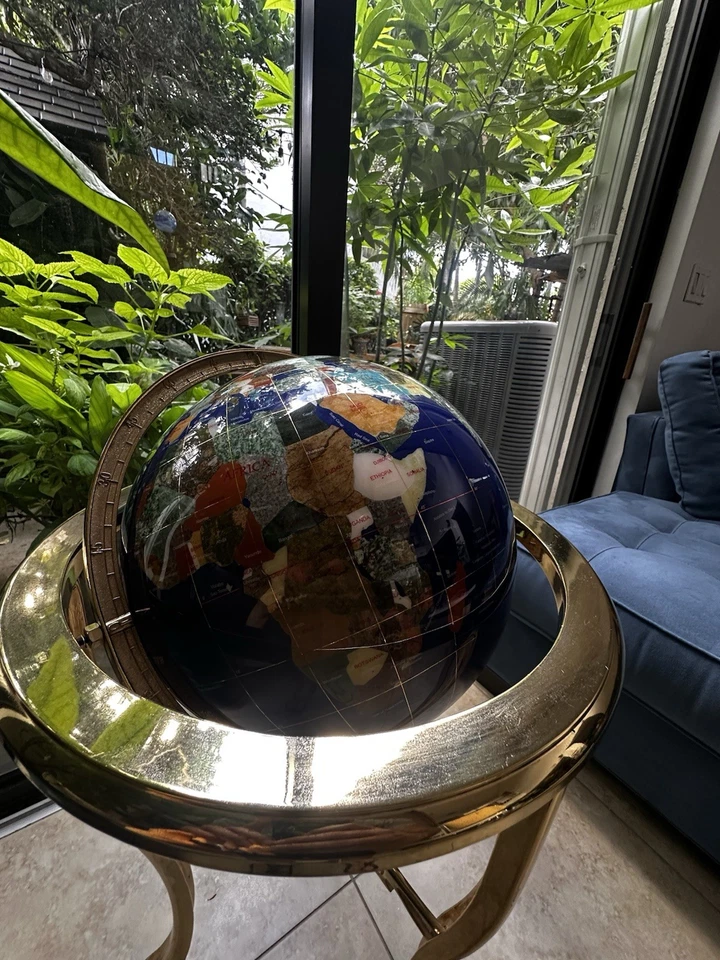 Globo de piedras preciosas decorativas con soporte de oro y brújula. Coleccionable de lujo. Foto 4 de 4