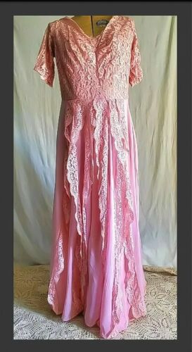 VTG 50s Fit to Flare Rose Pink Tea Gown w All Lace