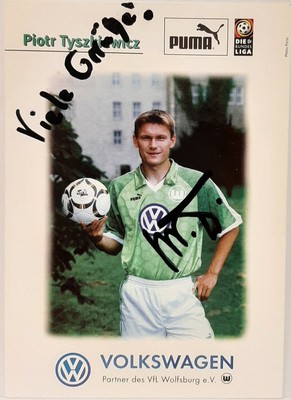 Der zweifache Torschütze Claudio Reyna vom VfL Wolfsburg deckt mit