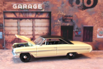 1964 64 Ford Galaxie 500 XL  Yellow Premium Diorama Auto World R/R 1:64