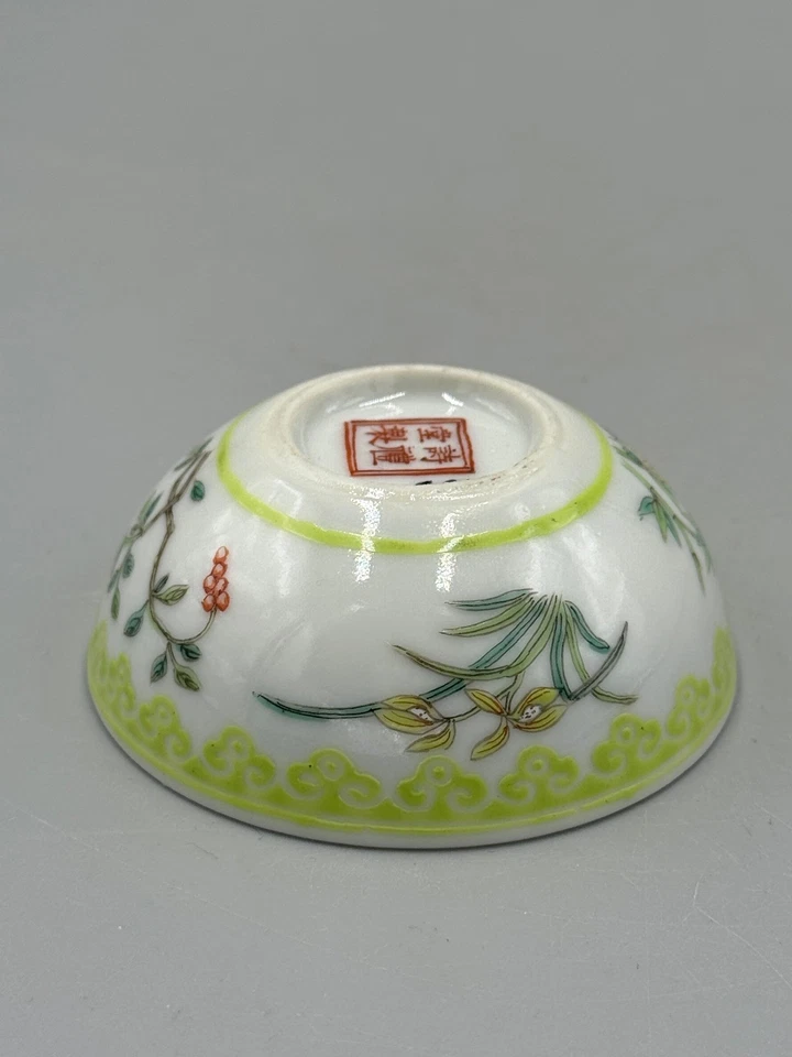 Copo de porcelana antigo início do século XX chinês quatro estações flores 2 3/4"" - Imagem 4 de 4