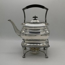 Feine Teezeremonie &ndash; Art-Deco-Silberkanne mit Schwenkmechanismus & St&ouml;vchen