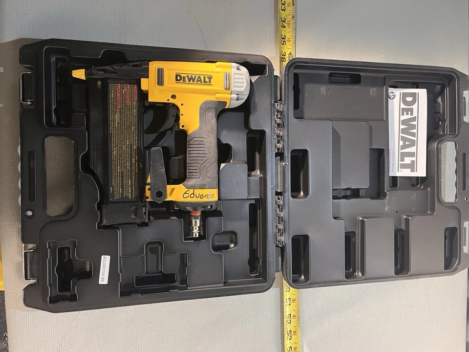 Clavadora de pasadores DeWalt DWFP2350 calibre 23 2" Foto 2 de 3