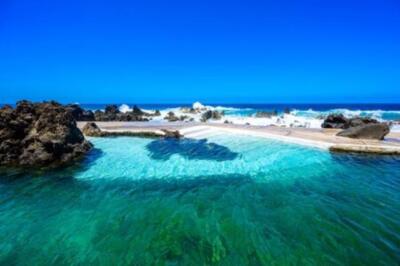 Wandbild: Natürliche vulkanische Lagunenbecken in Porto Moniz, Reiseziel [...]