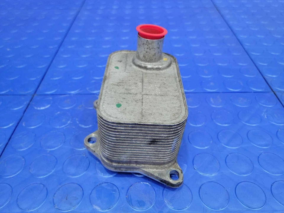 Оригинальный масляный радиатор двигателя Volkswagen Audi 2,0 л деталь от оригинального производителя 6J117021Q - Изображение 2 из 4