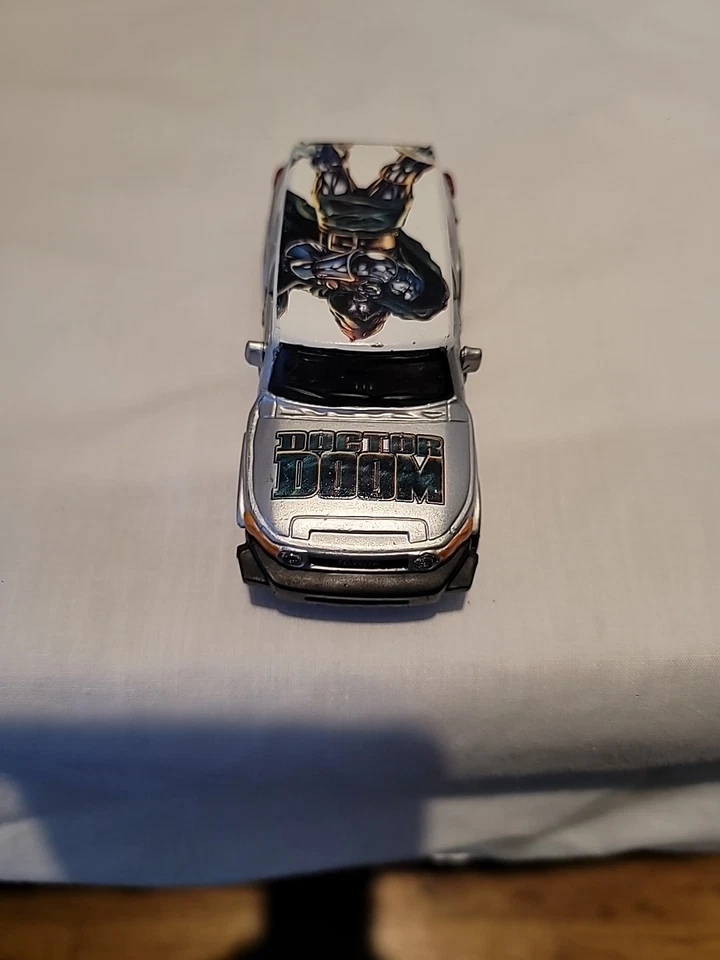 Marvel Maisto Power Racer con motor de retroceso Dr. Doom Toyota Cruiser Die Cast 2012 Foto 2 de 4