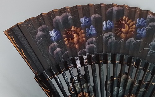 VINTAGE WOOD SILK HANDPAINTED HWND FAN GOLD BLACK PURPLE FLORAL ASIAN DECOR ART - Picture 7 of 18