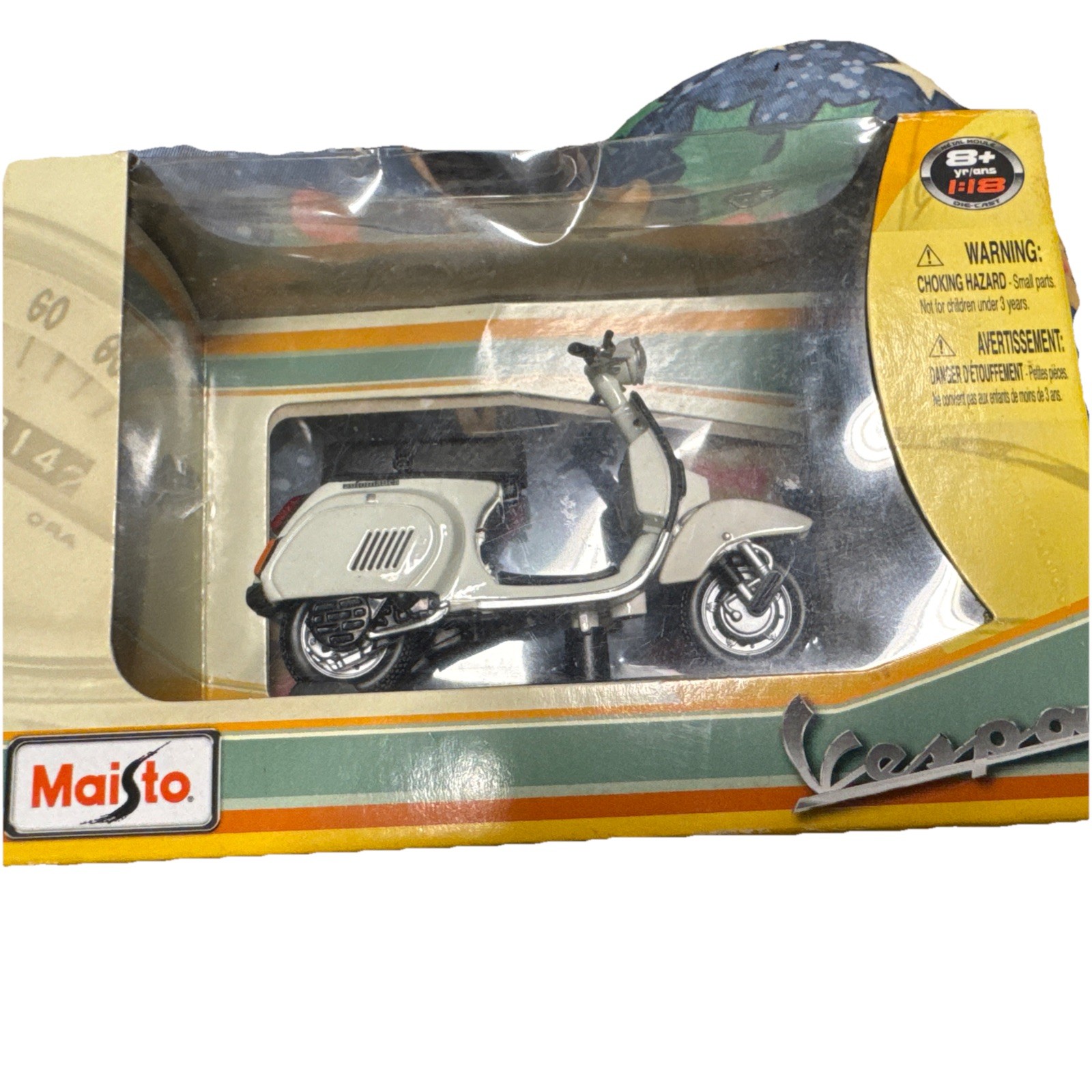 Maisto 1/18  Vespa  Granturismo 2003 model scooter in White  #39540 1:18
