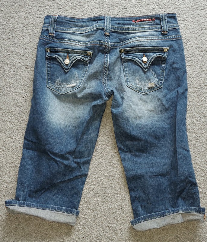 Women's VIGOSS  Medium Blue Denim Capri Jeans Size 34" x 19"