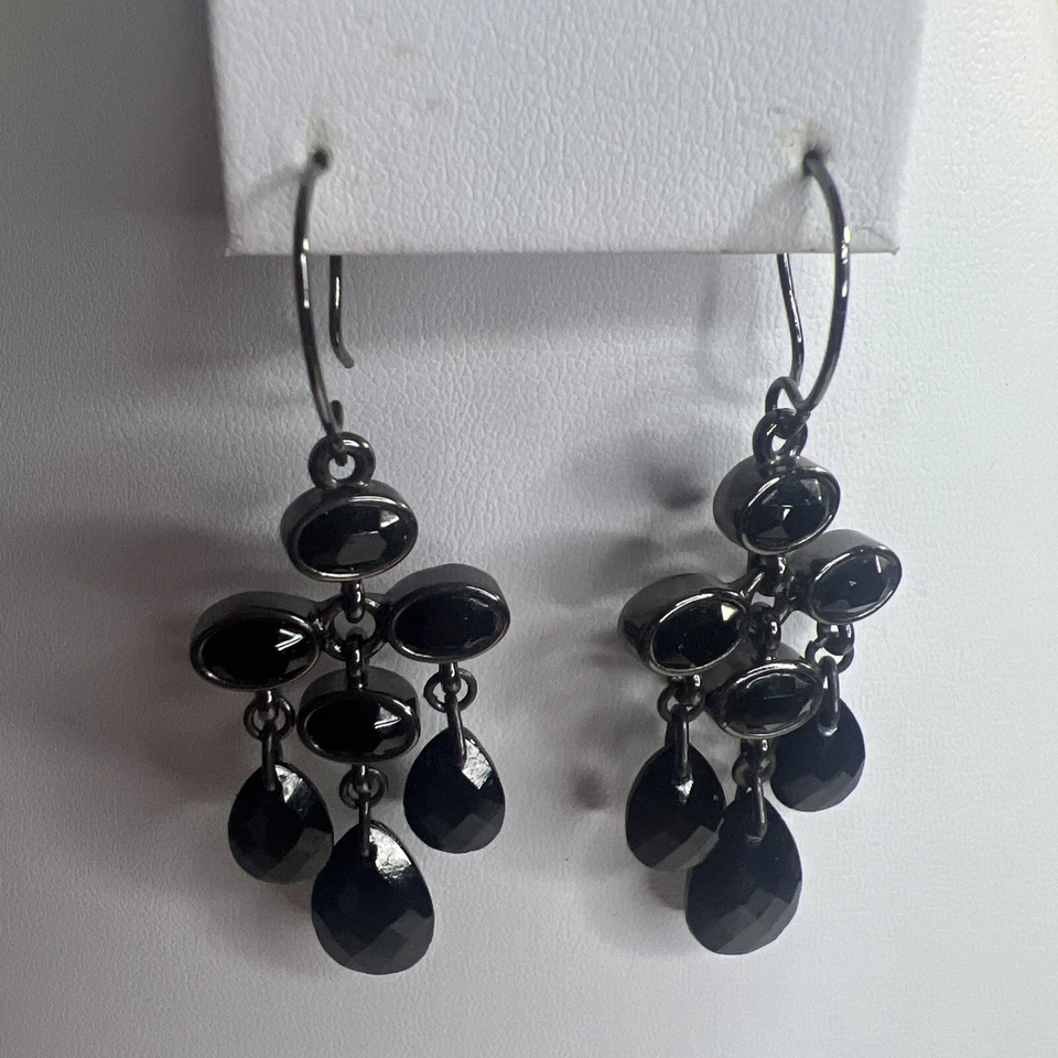 Pendientes colgantes firmados Carolee Gun tono metal y lucita negra Foto 4 de 4