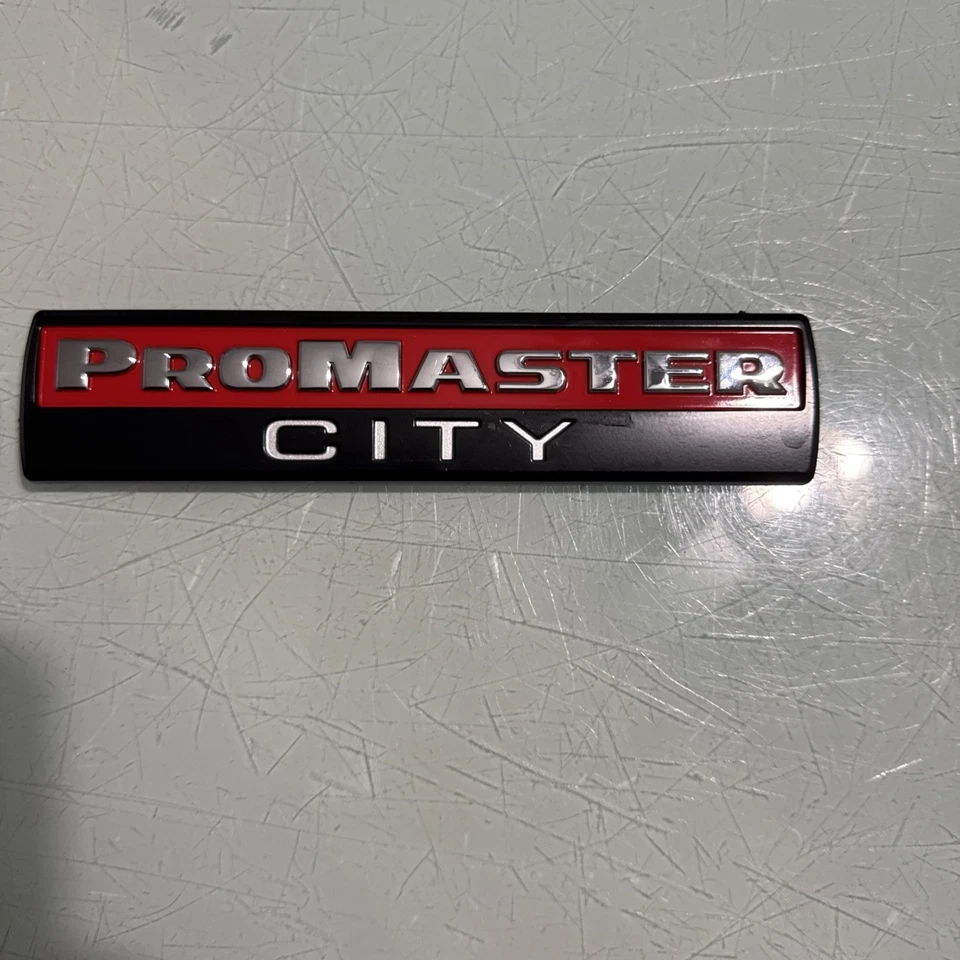 Placa de identificación emblema puerta trasera RAM ProMaster City 2015-2022 OEM 68235560AA Foto 3 de 4