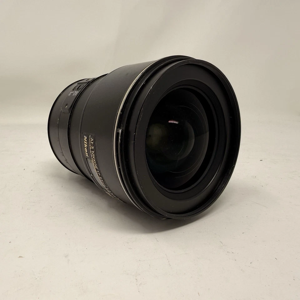 Lente Nikon Nikkor AF-S 17-55 mm f2,8 G ED SWM DX IF Foto 2 de 2