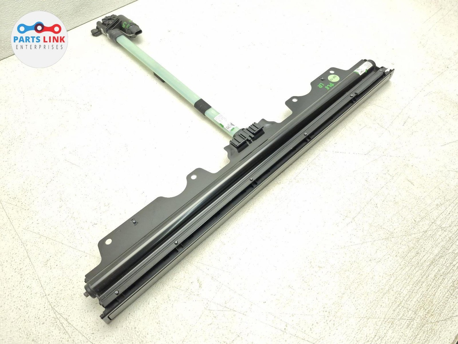 2016-20 BENTLEY BENTAYGA REAR LEFT DOOR WINDOW SHADE BLIND ROLLER ASSEMBLY 636