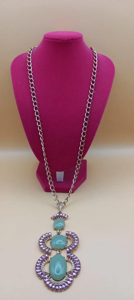 Collar llamativo tono oro 27 pulgadas con colgante pedrería púrpura y resina verde menta Foto 2 de 4