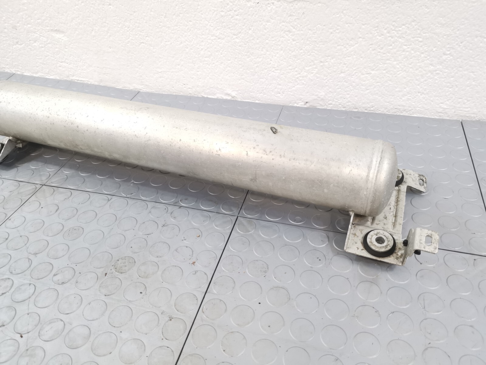 2017 - 2020 Maserati Levante AIR SUSPENSION RESERVOIR TANK 6700375220