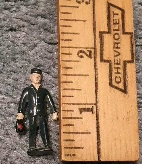 Винтажная металлическая фигурка фигурка поезд проводник локомотив поезд человек 2 дюйма высокий Barclay? - Изображение 3 из 4