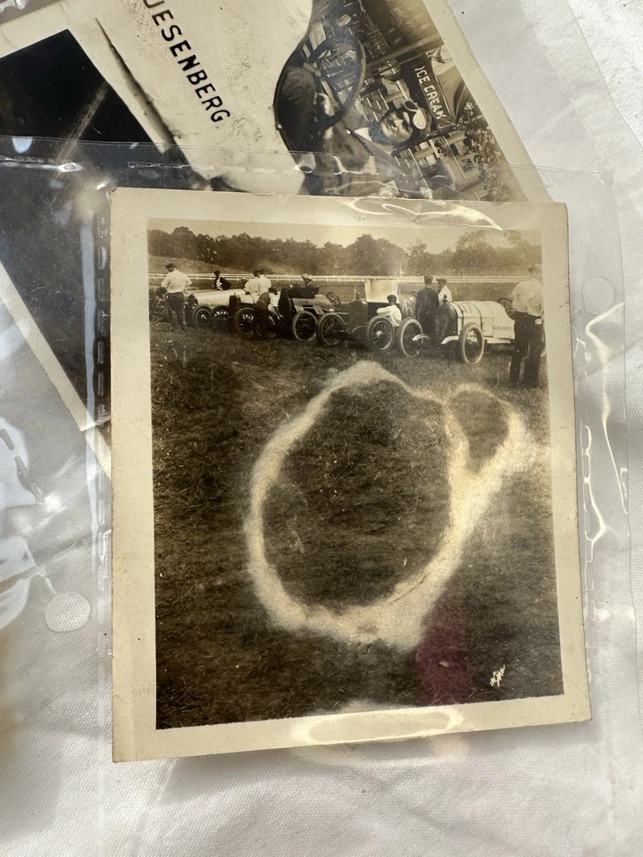 Lote de fotos antigas de corrida automotiva da década de 1910 – Duesenberg carro e motorista, pista de sujeira - Imagem 4 de 4