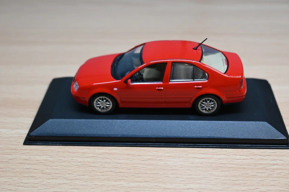1:43 Minichamps #430 058200 - Volkswagon Bora Saloon 1999 - Image 3 of 4