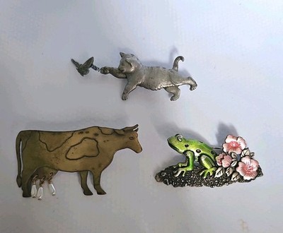 VTG. LOT OF 3 SIGNED JJ BROOCHES PEARL UDDER COW FROG CAT CHASING BUTTERFLY PINS
