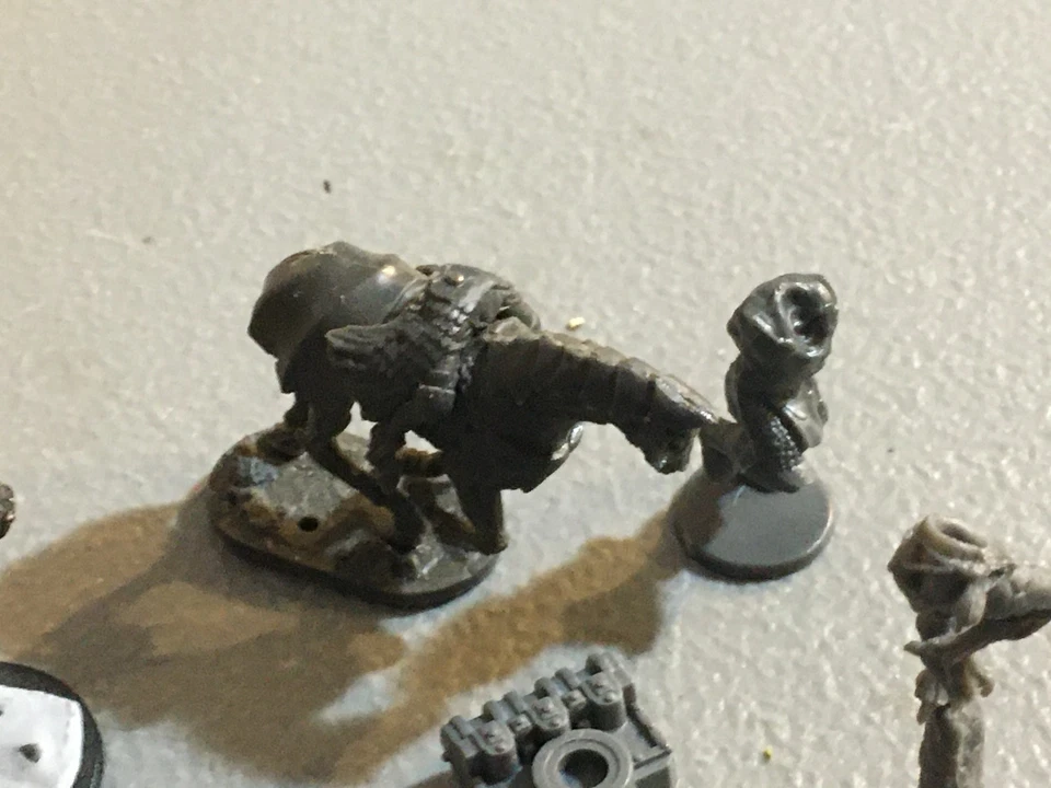 LOTE DE BROCAS ORCAS ENANAS DE PLÁSTICO MINIATURAS DESCONOCIDAS A32575 + MESA WIZKIDS D&D RPG Foto 2 de 4