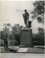 1959 Press Photo Michael Cushing and Eric Shepard View Minute Man Statue