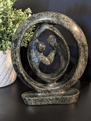 Abstrakte Skulptur aus poliertem grünem Stein - umarmende Figuren moderne Kunst Ornament