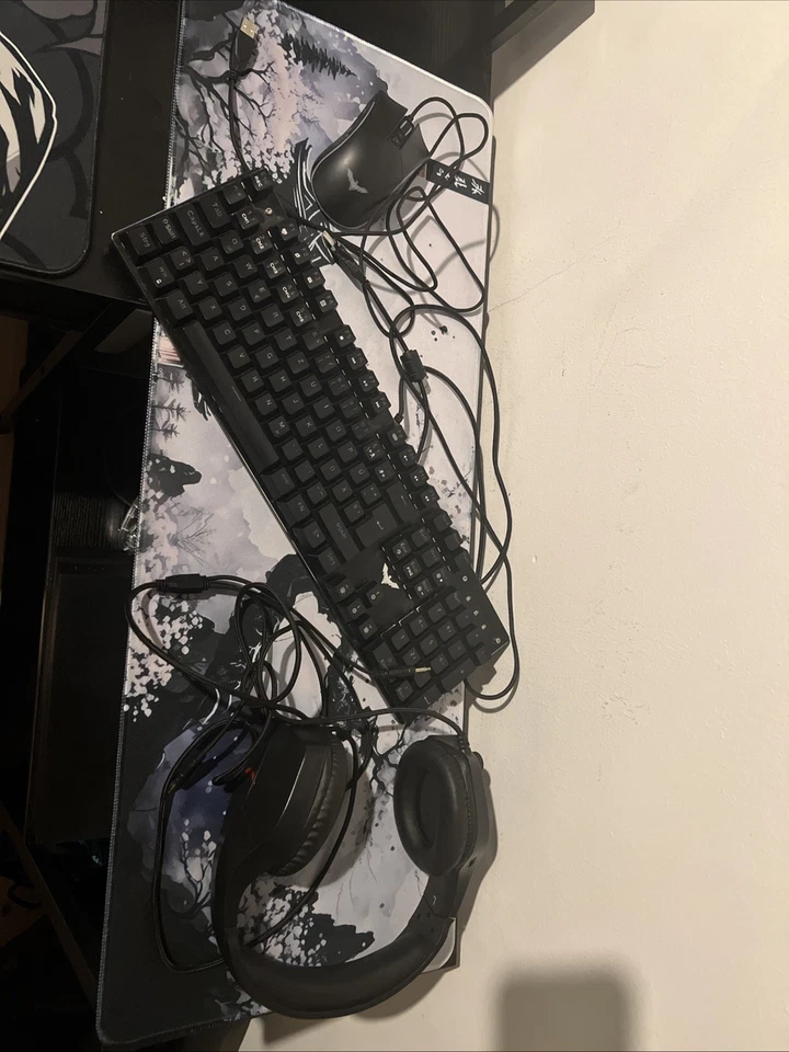 Gamer-Sachen Mauspad, Tastatur, Kopfhörer, Gaming-Maus