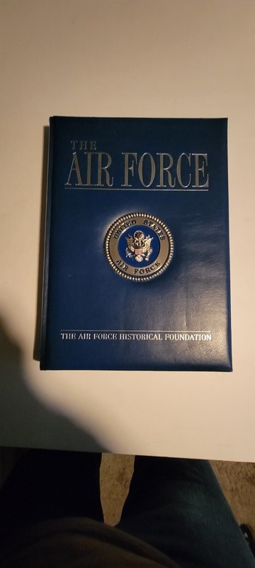 RARE COLLECTIBLE AIR FORCE HISTORICAL FOUNDATION BOOK SIGNED BY 6 ACE PILOT'S