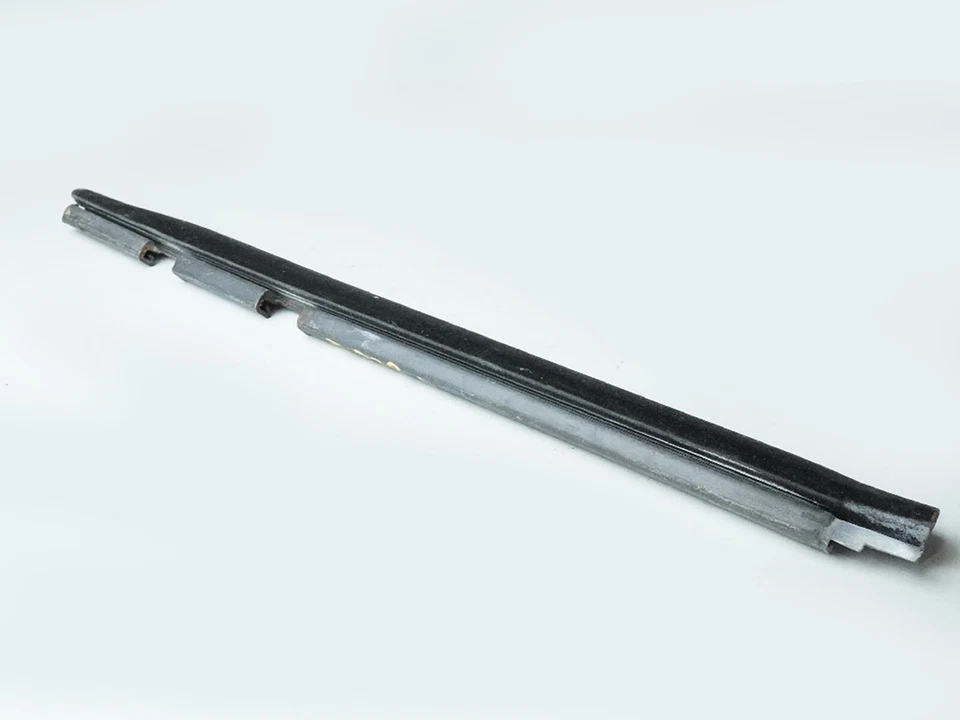 2003 - 2008 Mercedes Benz Sl Class R230 Sl500 Window Sill Weather Strip Lh Rear Foto 2 de 4