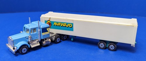 Yat Ming - Kenworth Semi-Truck with Navajo Trailer – Hong Kong – 1:100 Scale - Picture 5 of 17
