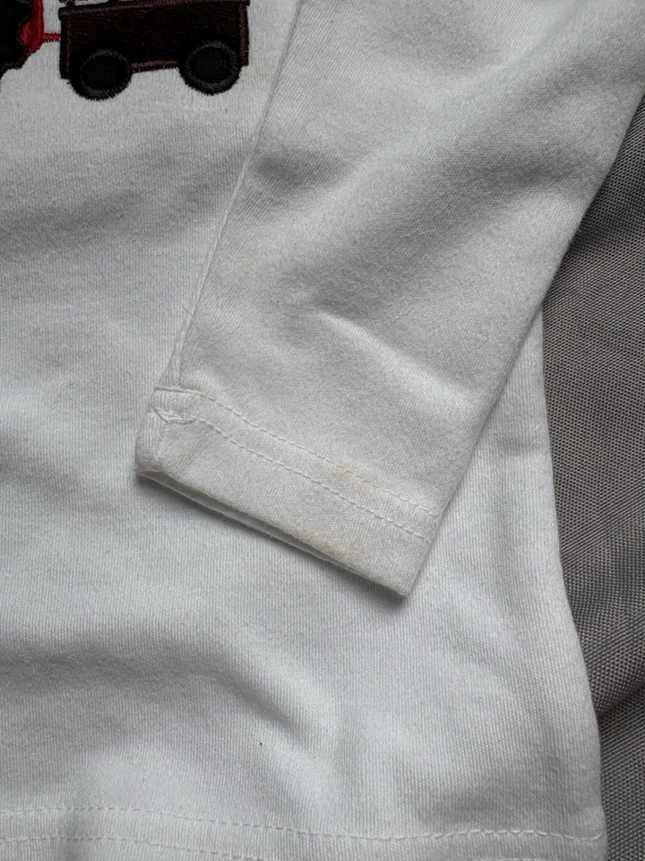 Camiseta de Navidad Infantil Manga Larga, Blanca con Tractor Rojo, Árbol de Navidad Foto 4 de 4