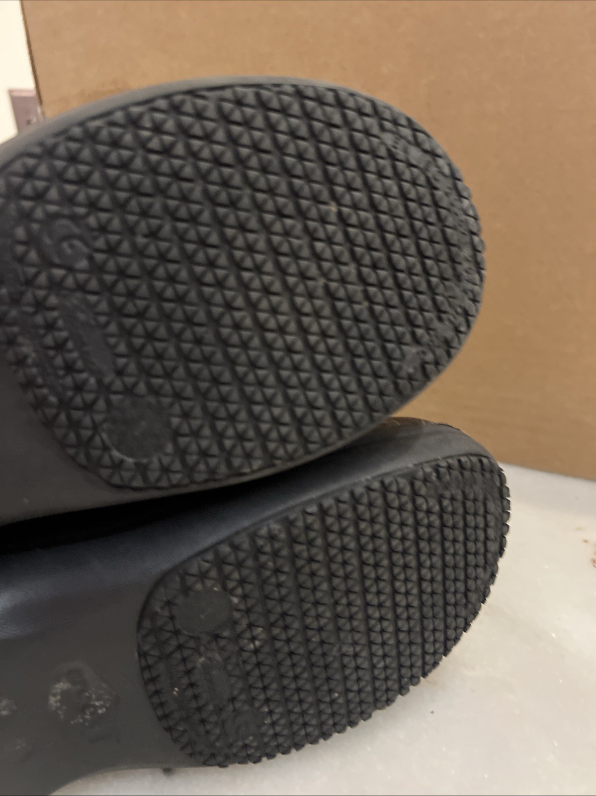 CROCS Dual Comfort Clogs Shoes 8W 8 W Black & Gray Rose Print Nursing Clean image 6