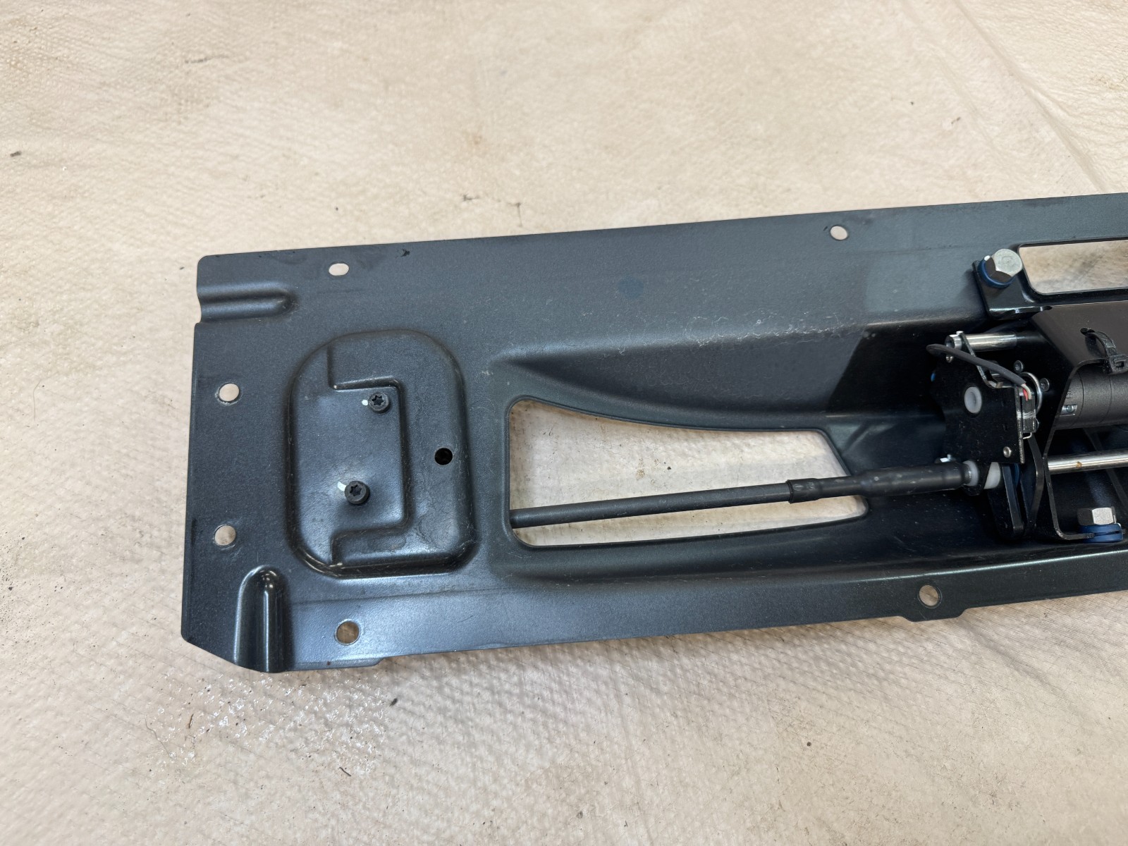 2015 AUDI R8 REAR SPOILER WING MOUNT BRACKET HINGE PANEL MOTOR ASSEMBLY OEM