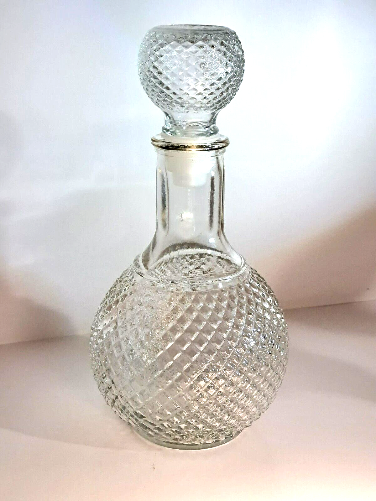 Elegant Diamond Cut Glass Decanter with Airtight Stopper for Whiskey Vodka Bar-image