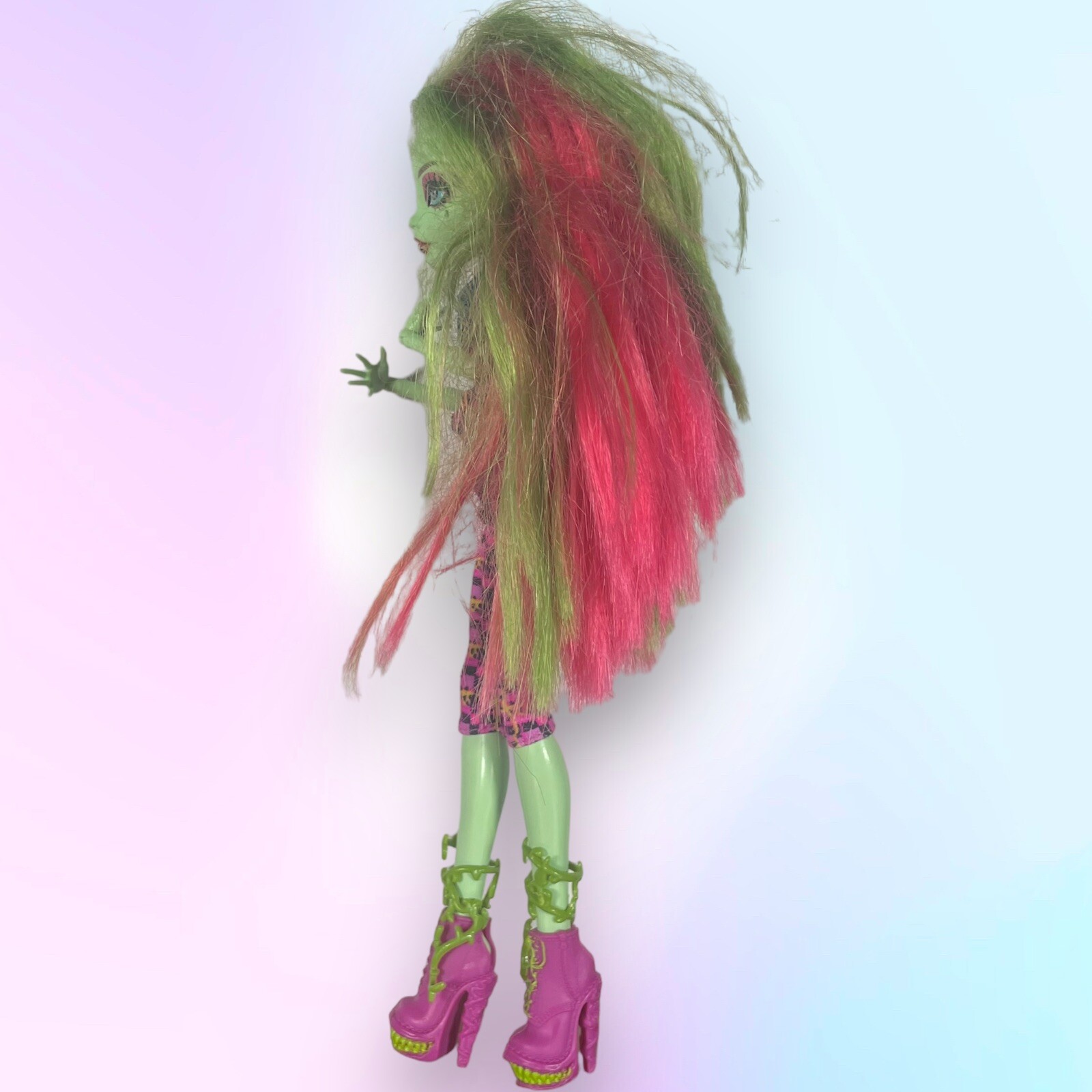 2011 Mattel Monster High Venus McFlytrap First Wave Doll w/ Accessories & Stand