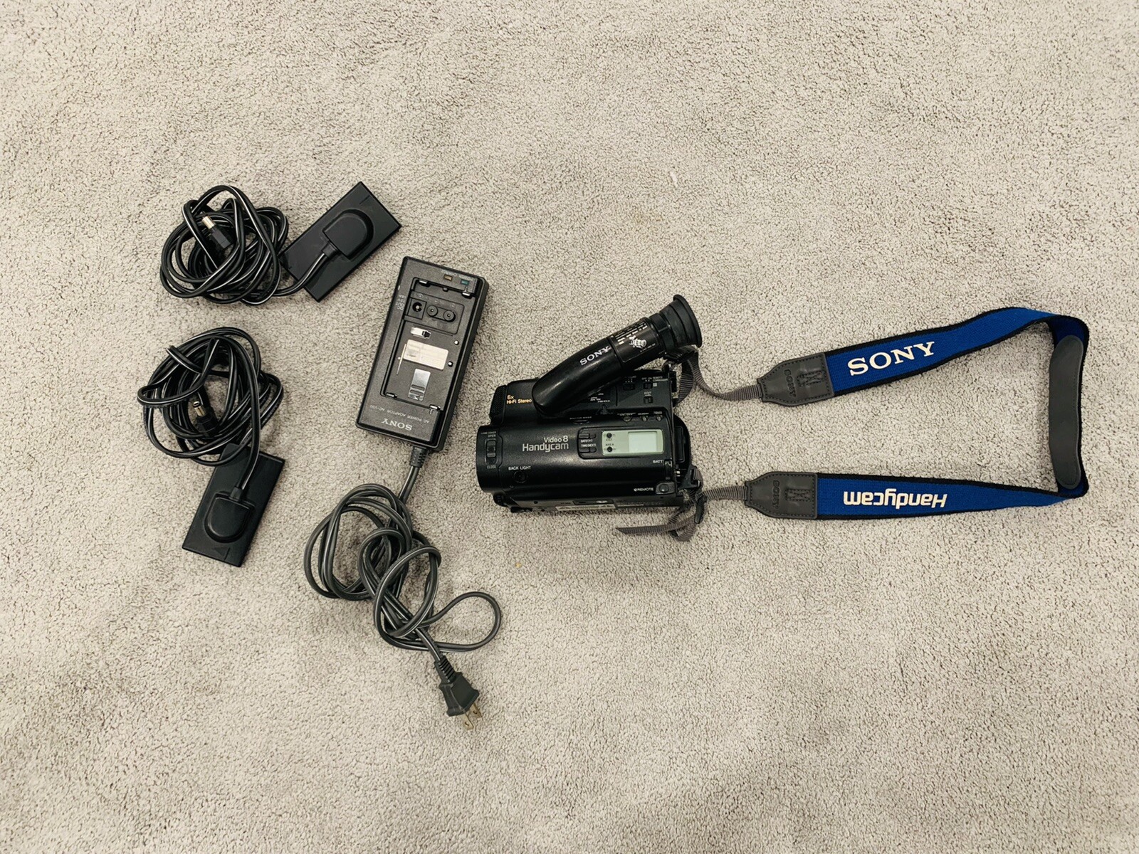 SONY Camcorder CCD-TR51 Video 8 HandyCam FOR REPAIR PARTS w/ Cord AS IS-image