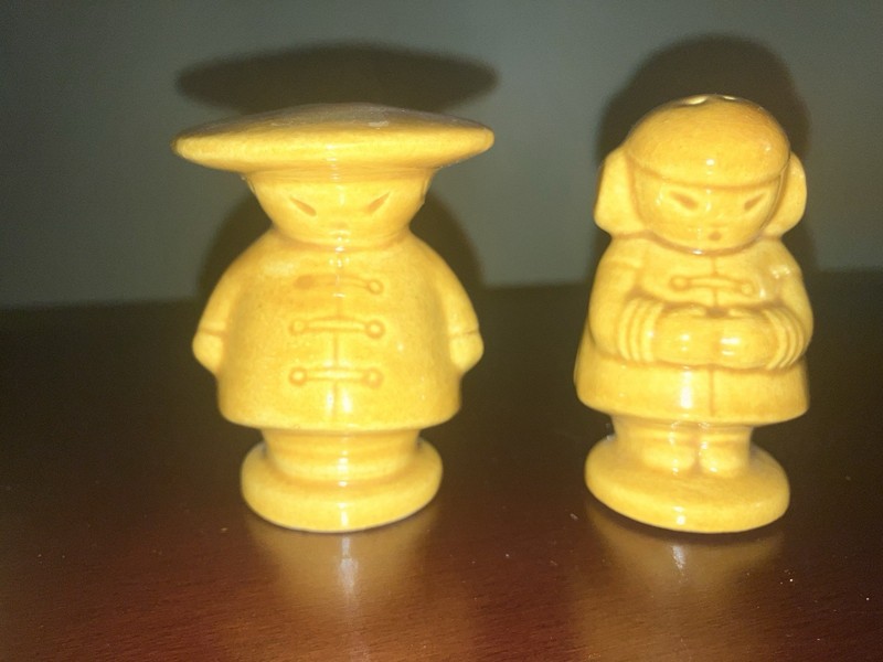 People Figurine Light Yellow Wood Novelty Salt & Pepper Shakers Set, 2pc