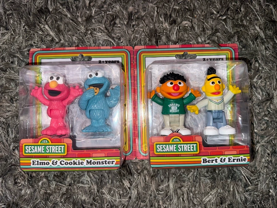Juego de 2 figuras de Plaza Sésamo - Elmo & Cookie Monster / Bert & Ernie NUEVO Foto 2 de 4