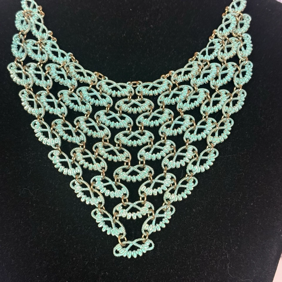 Collar llamativo vintage de cota de malla con babero en tono dorado esmaltado turquesa Foto 4 de 4