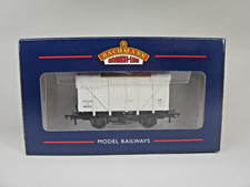Bachmann 38-191A  12 Ton BR Insulated Van White Wagon No. B872112, OO Gauge