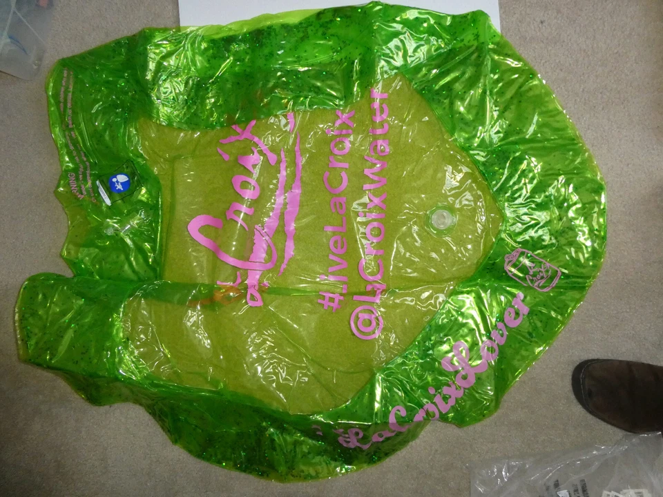 Raro Grande LaCroix Agua Publicidad Vinilo Piscina Tubo Interior 3' Ancho Nuevo de Lote Antiguo Foto 2 de 4