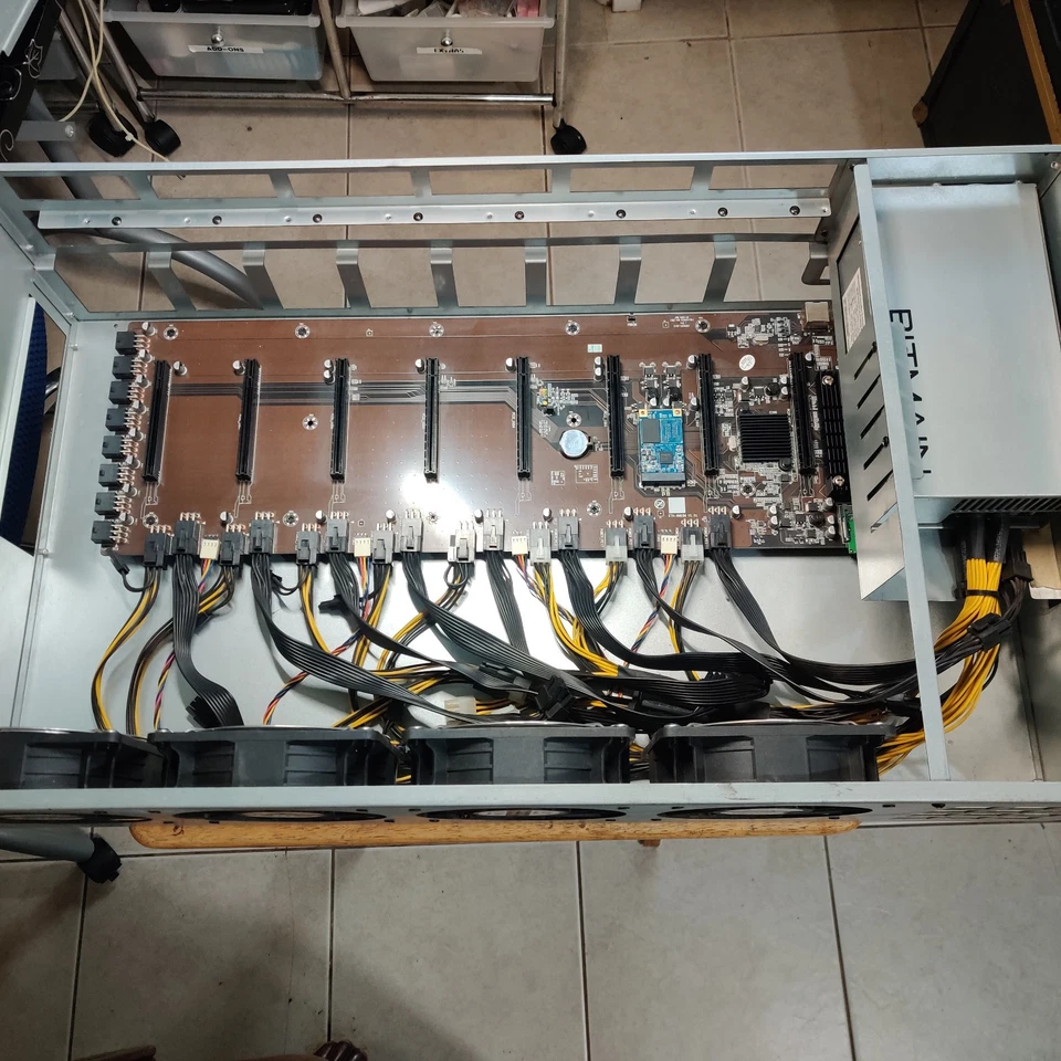 8 GPU Server Case Mining Machine 4GB/1800W BITMAIN/Pentium CPU/CASE WITH FANS - Image 4 of 4