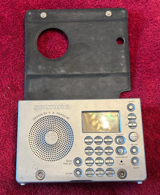【希少／使用歴2回】GRUNDIG社製ラジオ YACHT BOY P2000 Grundig Yacht Boy World Receiver YB-P2000 Design By F.A. Porsche