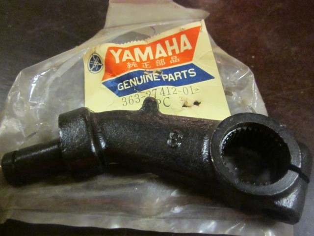 m 498-27412-00 NOS Yamaha Footrest Left Bracket 1975 1976