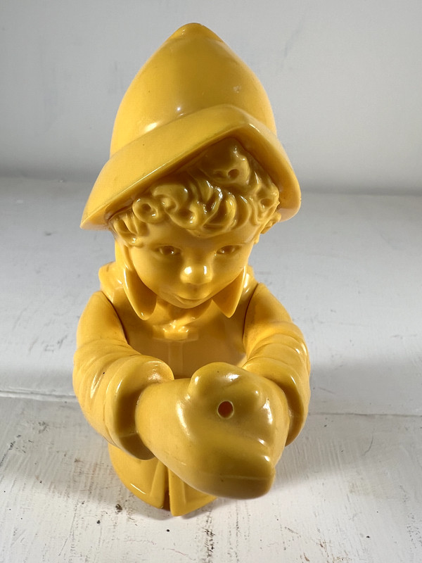 C4 Avon Yellow Plastic Tug A Brella bottle topper Morton Salt HAIRLINE CRACKS