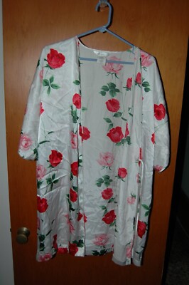 Ladies Secret Treasurs Medium Night Wrap Gown Roses Floral Pattern 100% Polyeste