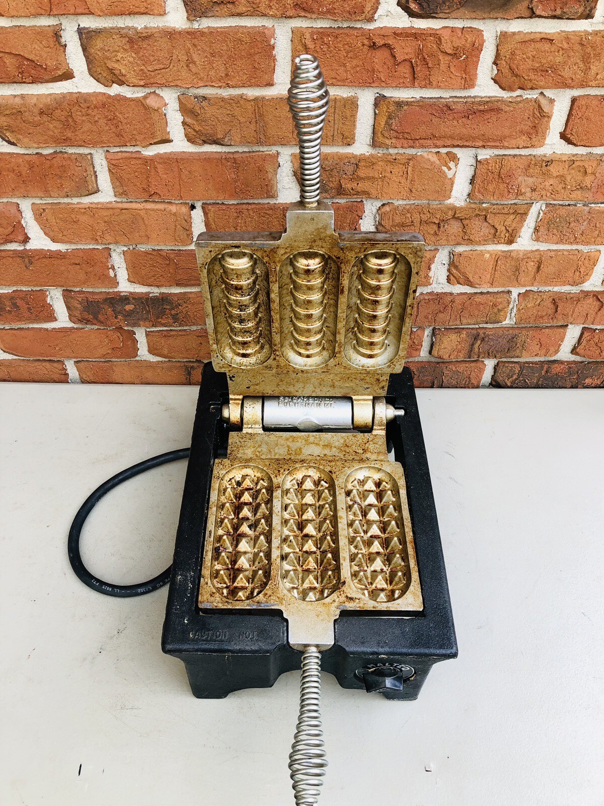 Vintage FS Carbon Rugged VIII Heavy Duty Cast Iron Commercial Waffle