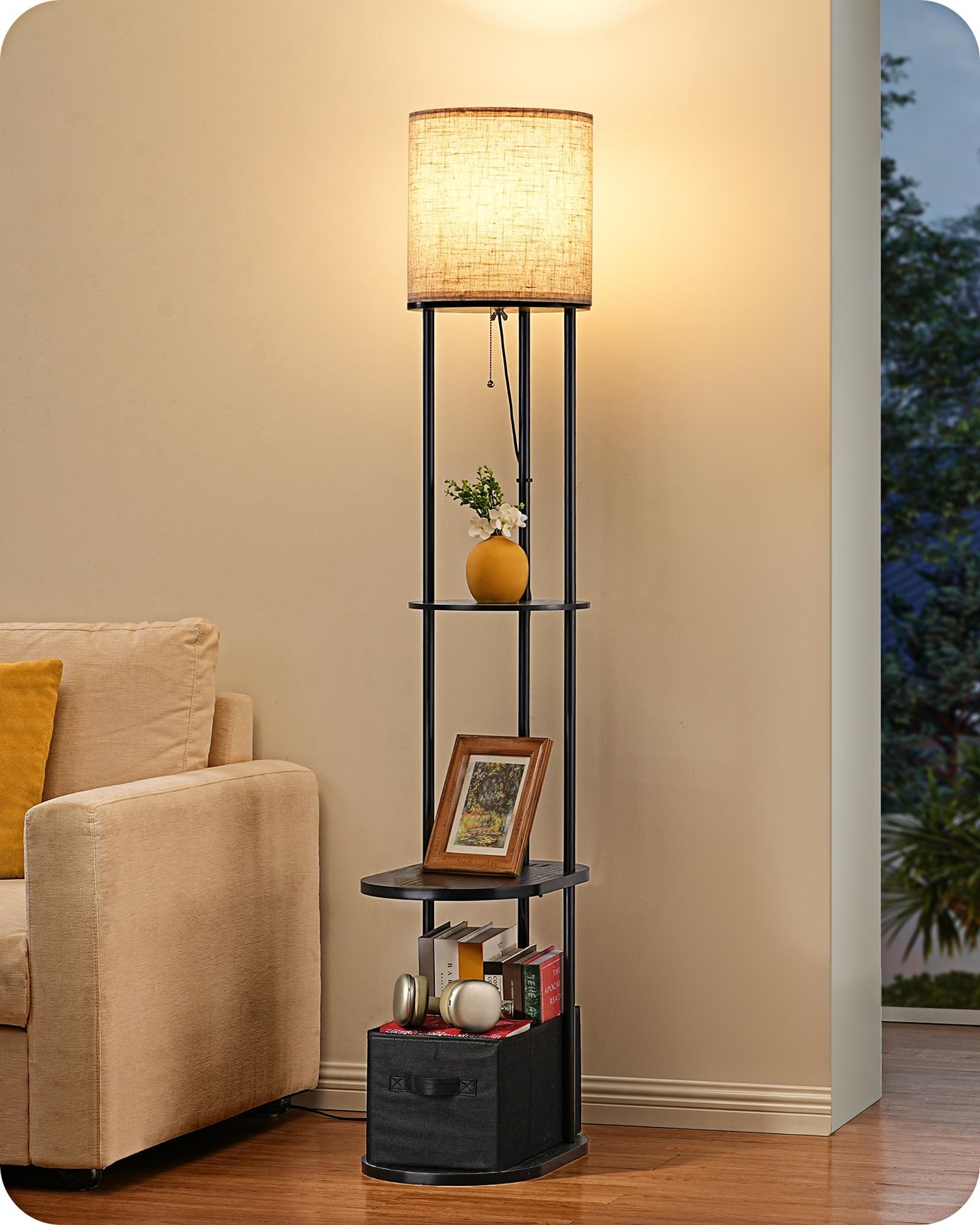 Lampe sur pied avec 1 prise et étagères pour gagner de la place en studio